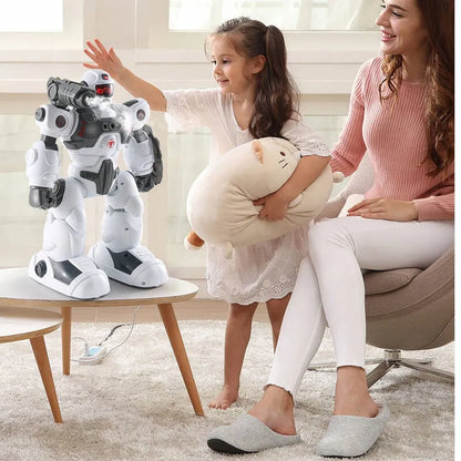 Daugiafunkcis nuotoliniu būdu valdomas robotas, šaudantis strėlytėmis ir skleidžiantis garų efektą, su pultu ir programavimo funkcija