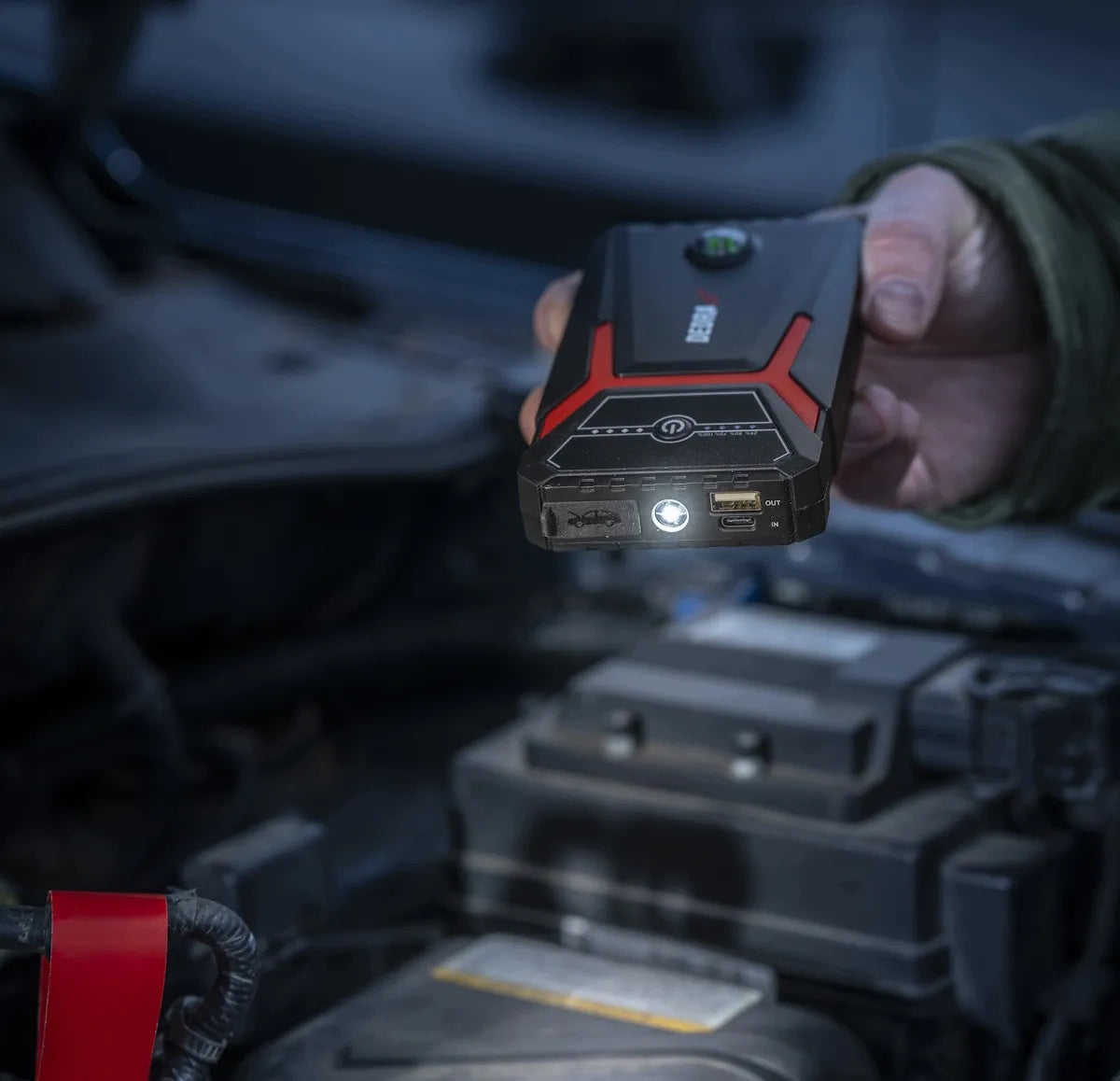 DEDRA DEPP0800 12 V 1200 A automobilio užvedimo įrenginys su žibintuvėliu
