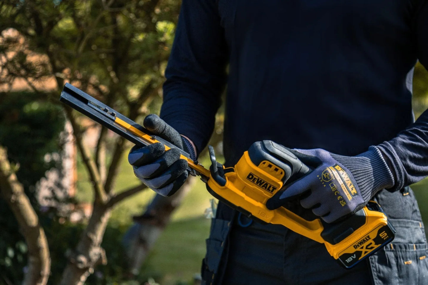DeWalt DCMHT520N 18V XR gyvatvorių žirklės krūmams, 20 cm
