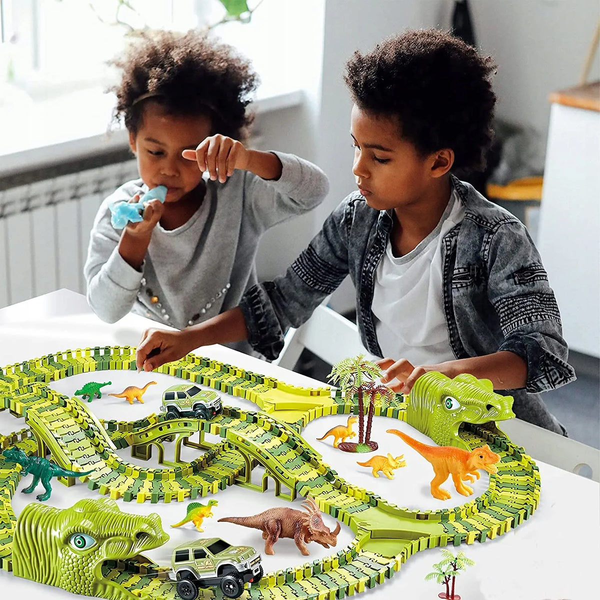 Dinozaurų parko lenktynių trasa „Magic Track“ su automobiliu, konstruktoriaus rinkinys, 270 dalių