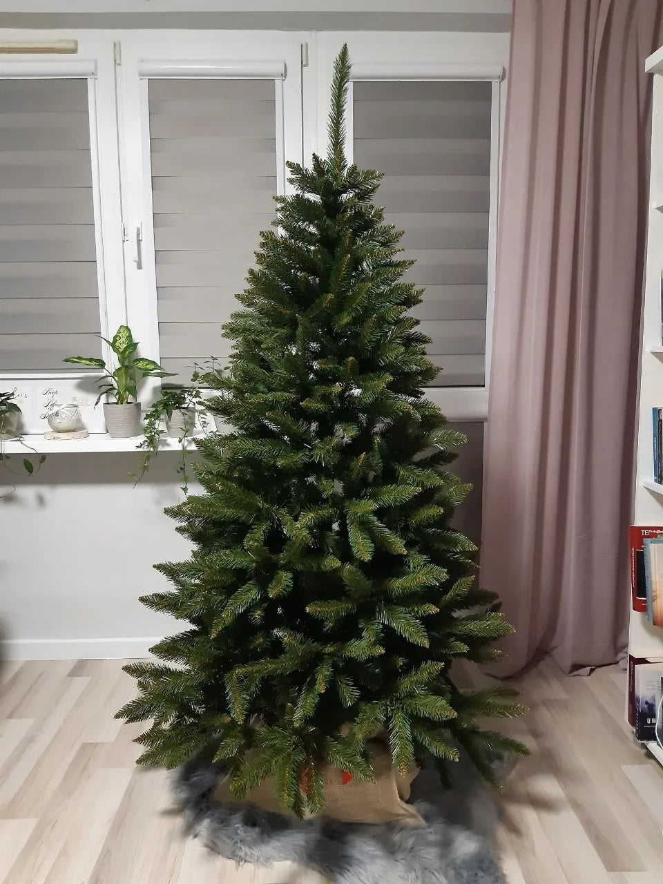 Dirbtinė 100 cm Kaukazo eglė „GĖSTA“, atrodanti kaip tikra, pagaminta Lenkijoje