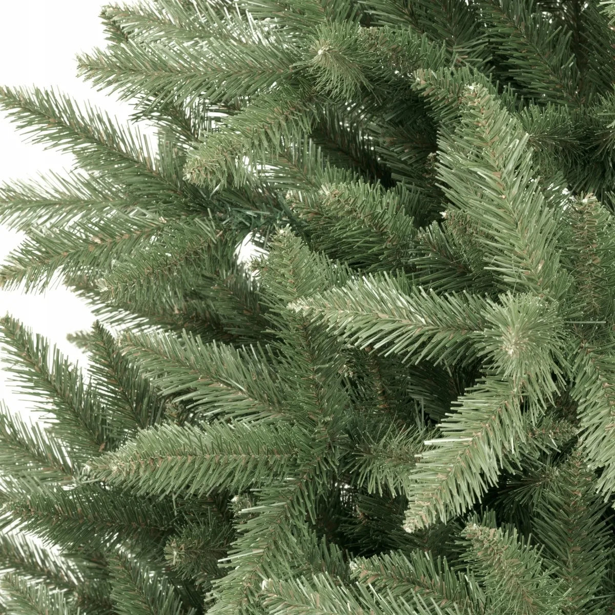 Dirbtinė kaukazietiška eglė „Świerk Kaukaski“ 220 cm, itin tanki ir natūraliai atrodanti, su stovu