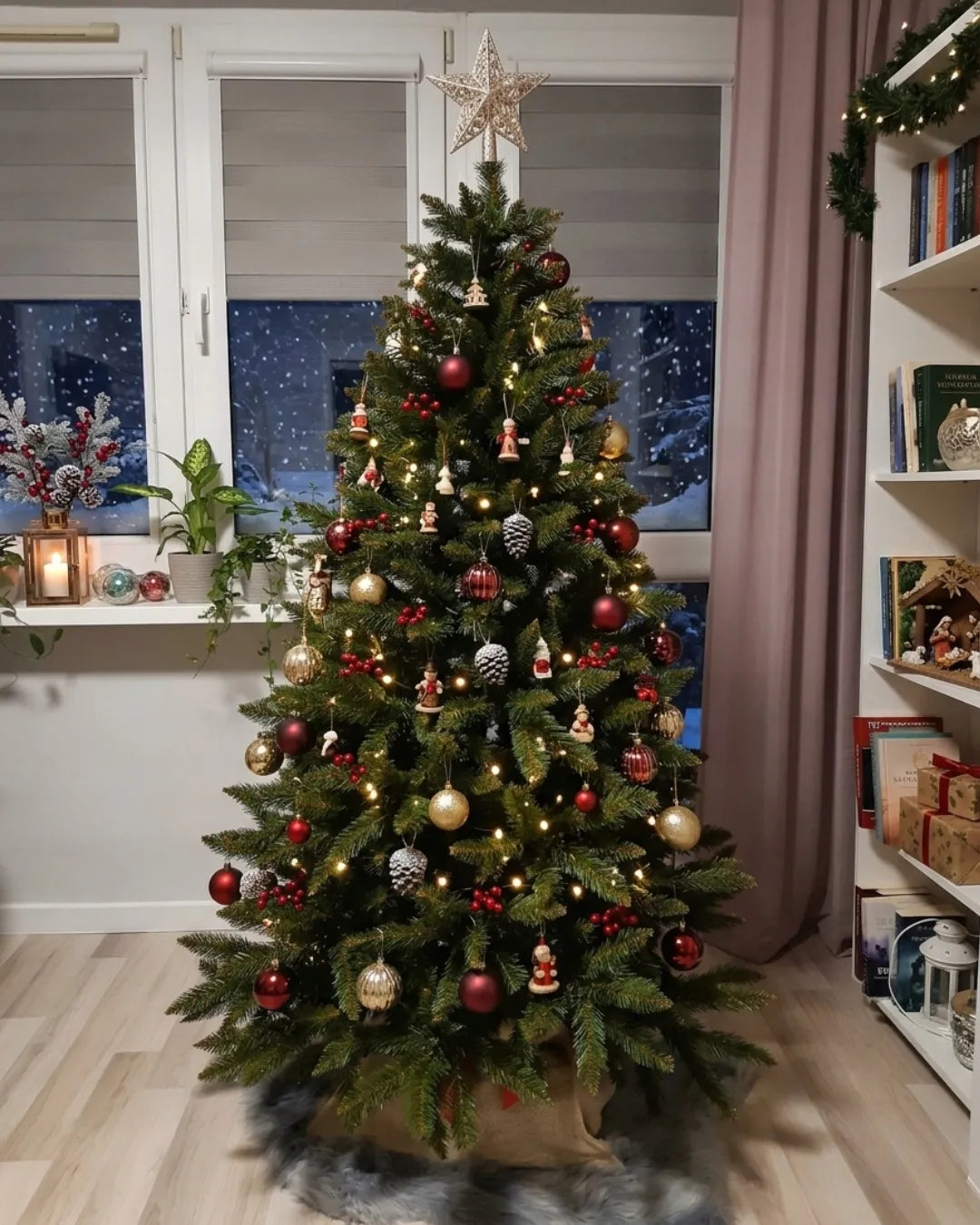 Dirbtinė kaukazietiška eglė „Świerk Kaukaski“ 220 cm, itin tanki ir natūraliai atrodanti, su stovu