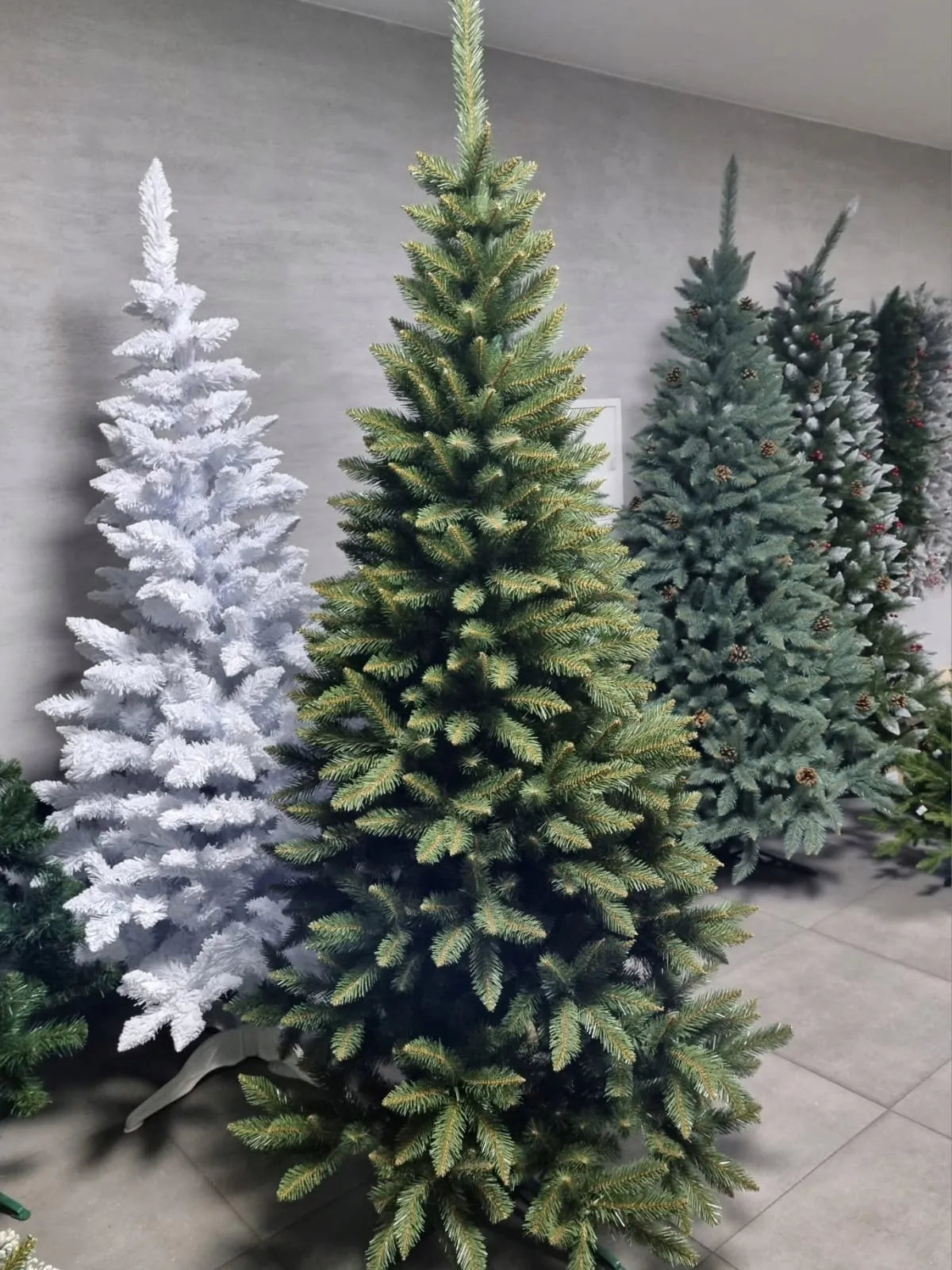 Dirbtinė kaukazietiška eglė „Świerk Kaukaski“ 220 cm, itin tanki ir natūraliai atrodanti, su stovu
