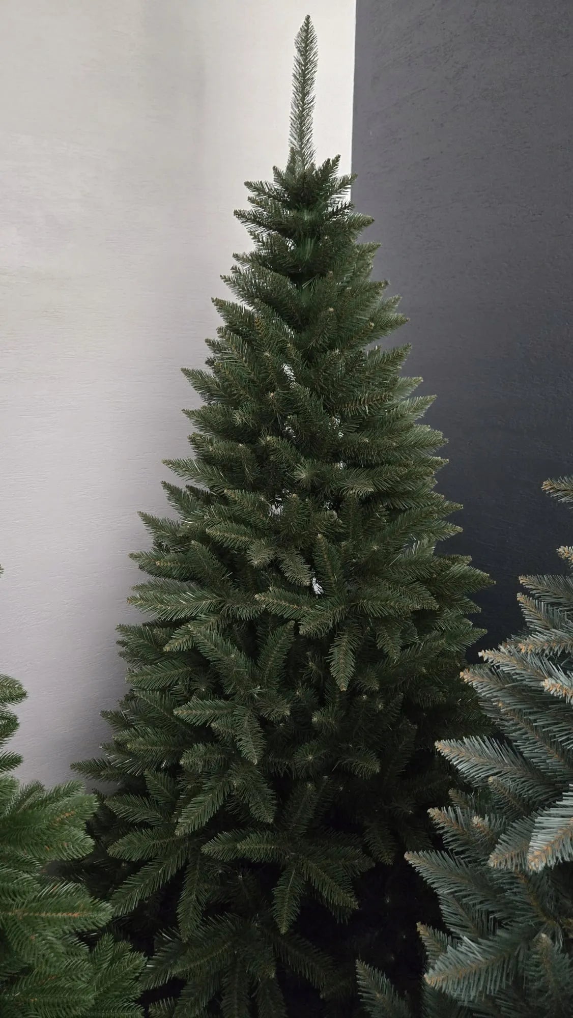 Dirbtinė kaukazietiška eglė „Świerk Kaukaski“ 220 cm, itin tanki ir natūraliai atrodanti, su stovu