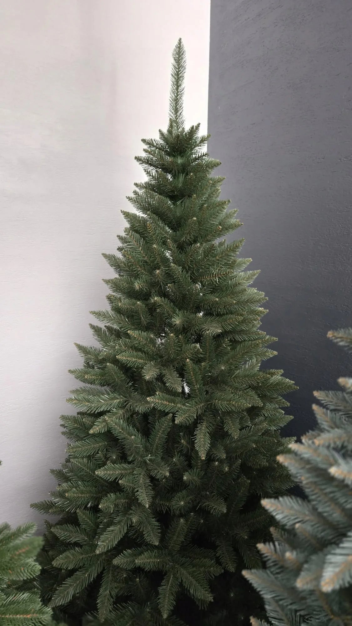 Dirbtinė kaukazietiška eglė „Świerk Kaukaski“ 220 cm, itin tanki ir natūraliai atrodanti, su stovu