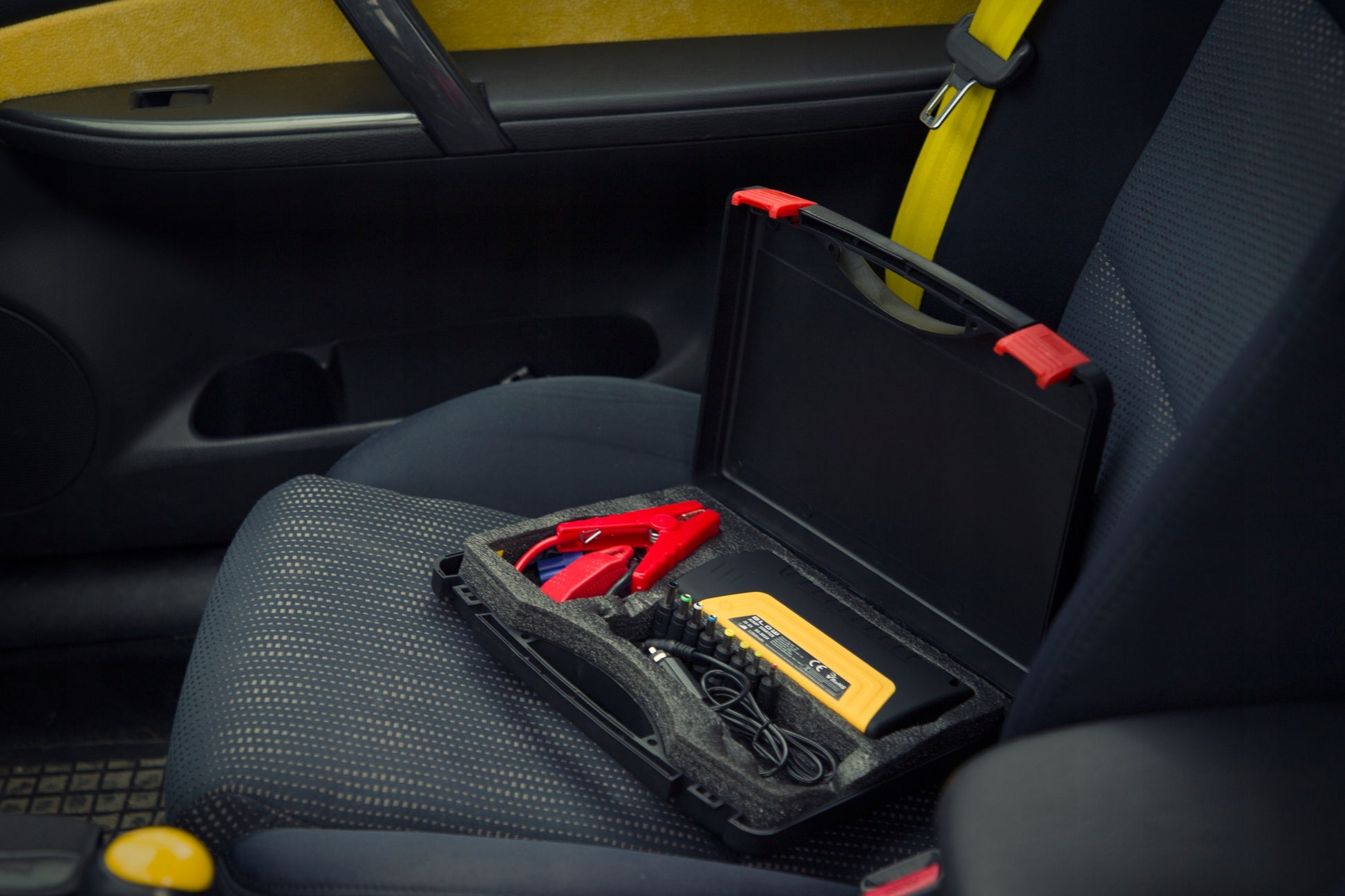 JUMP STARTER AKUMULIATORIUS POWERBANK ŽIBINTUVĖLIS PLAKTUKAS KABELIAI RINKINYS 12800mAh