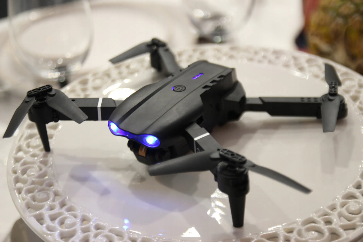 E99 dronas su 2 kameromis, „Wi-Fi“, aukščio palaikymu, kliūčių aptikimu, nuotolinio valdymo pultu ir dėklu