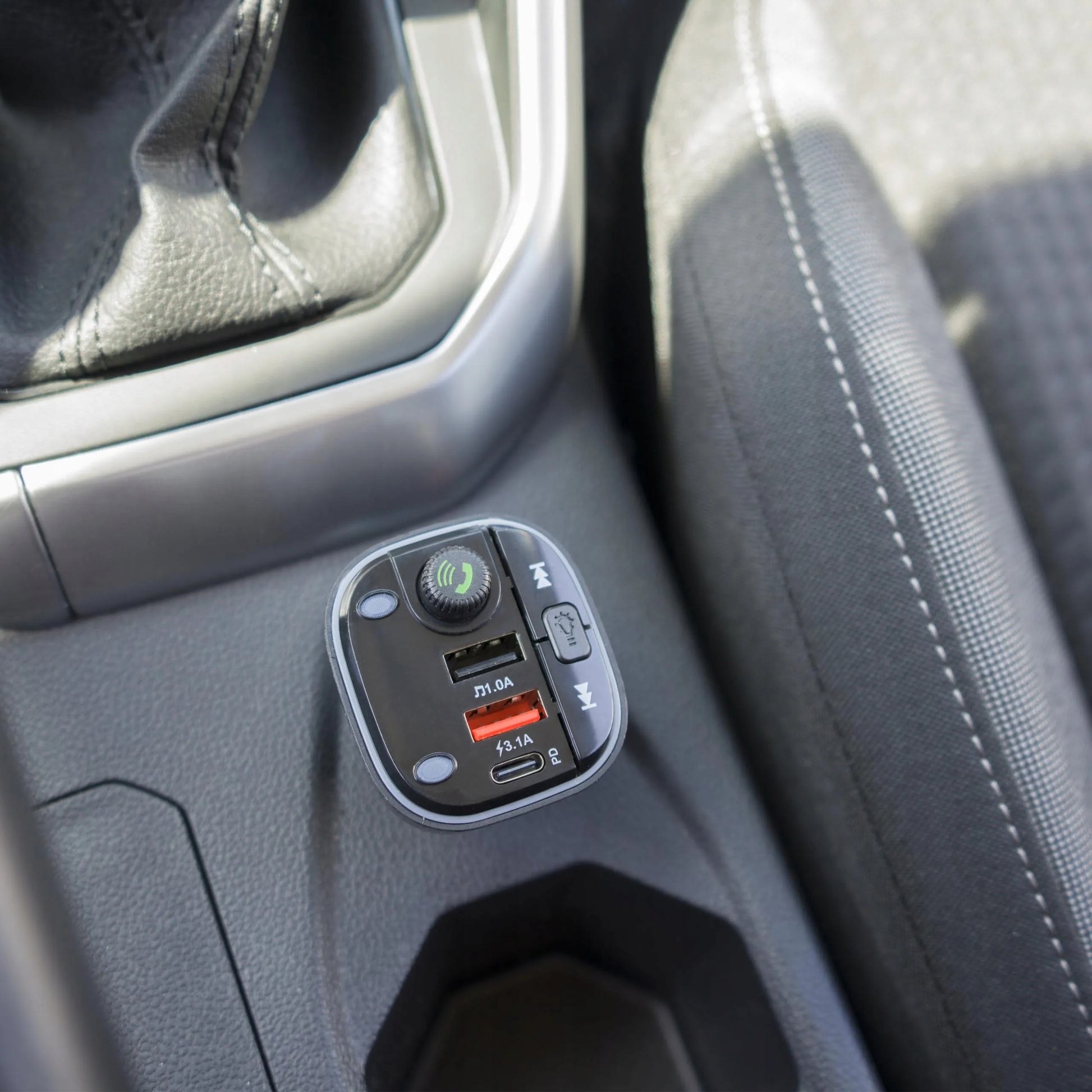EinParts Automotive EPBTT02 FM siųstuvas, „Bluetooth“ imtuvas, USB-A ir USB-C automobilinis įkroviklis