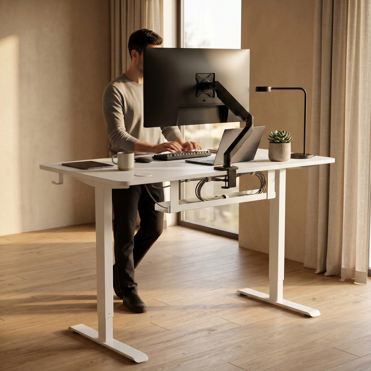 Elektrinis reguliuojamo aukščio stalas „Boste“ 120 × 60 cm su MDF stalviršiu ir greituoju įkrovimu