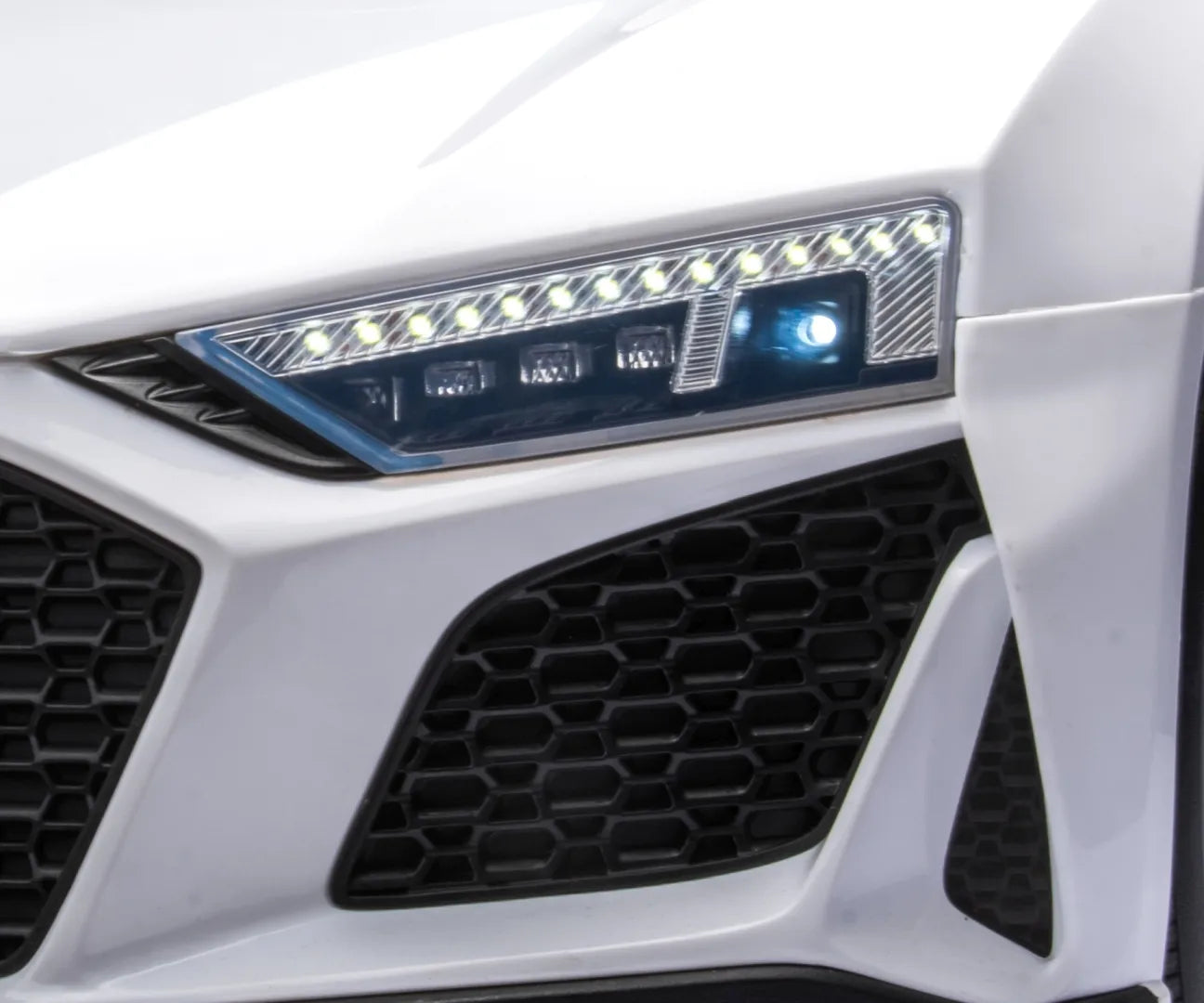 Elektromobilis AUDI R8 SPYDER baltas su baterija, garsais