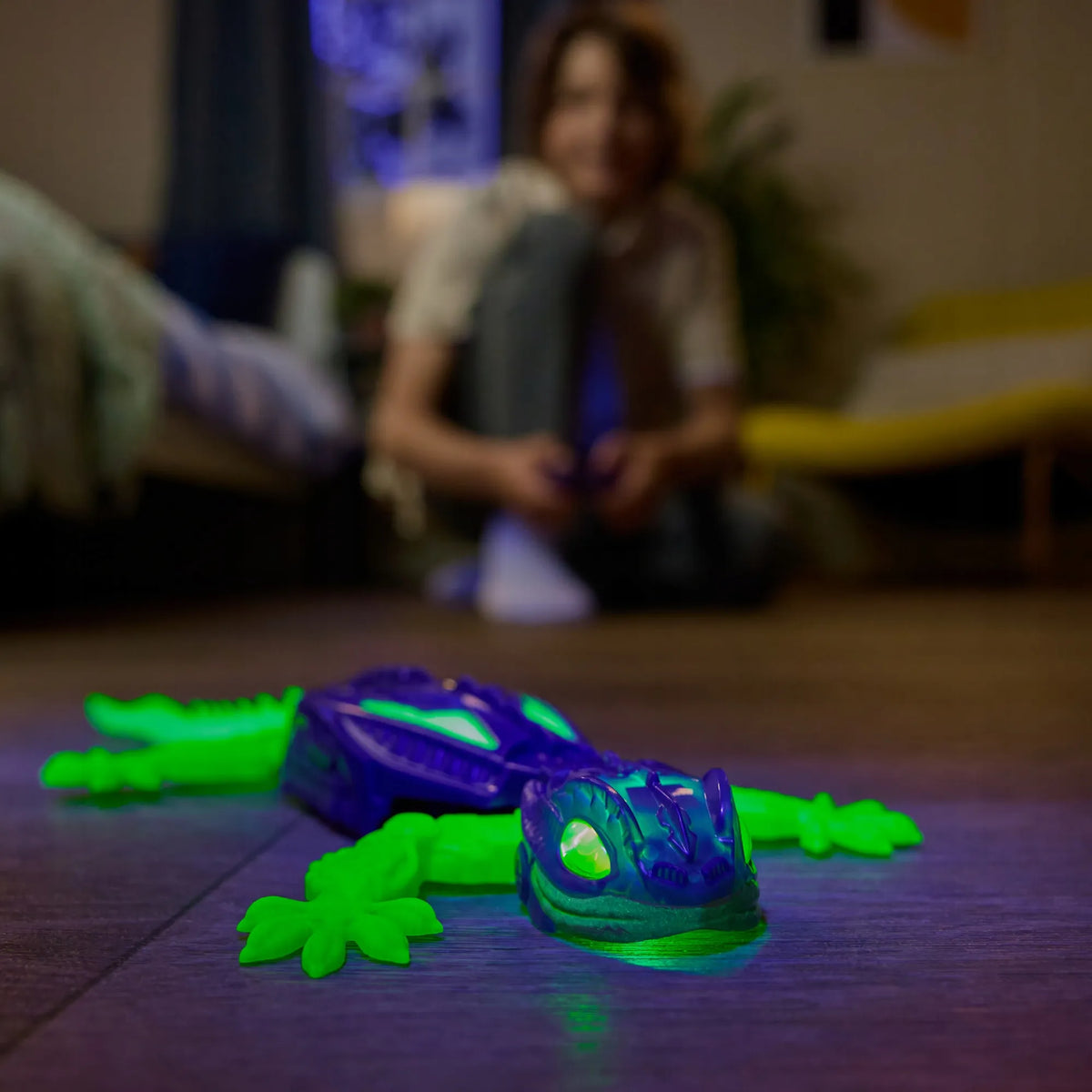 HEX BOTS gekonas – nuotoliniu būdu valdomas, sienomis ropojantis šviečiantis robotas