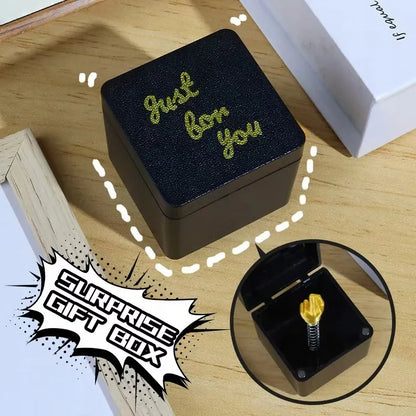 Iššokanti pokštų dėžutė su staigmena (5×5 cm)