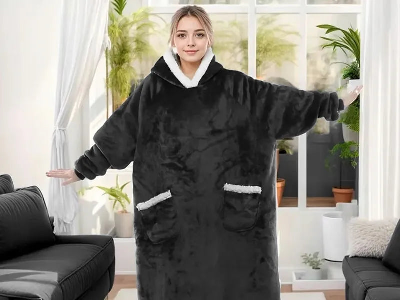Juodas ilgas flisinis megztinis-antklodė pončo tipo su gobtuvu, kišenėmis, oversize