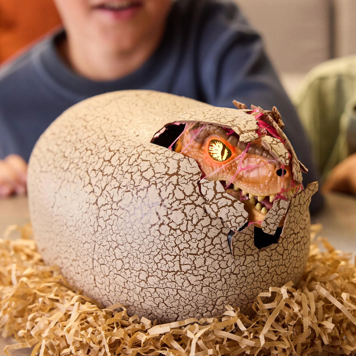 „Jurassic World Primal Hatch“ interaktyvus T-Rex dinozauras, išsiritantis iš kiaušinio