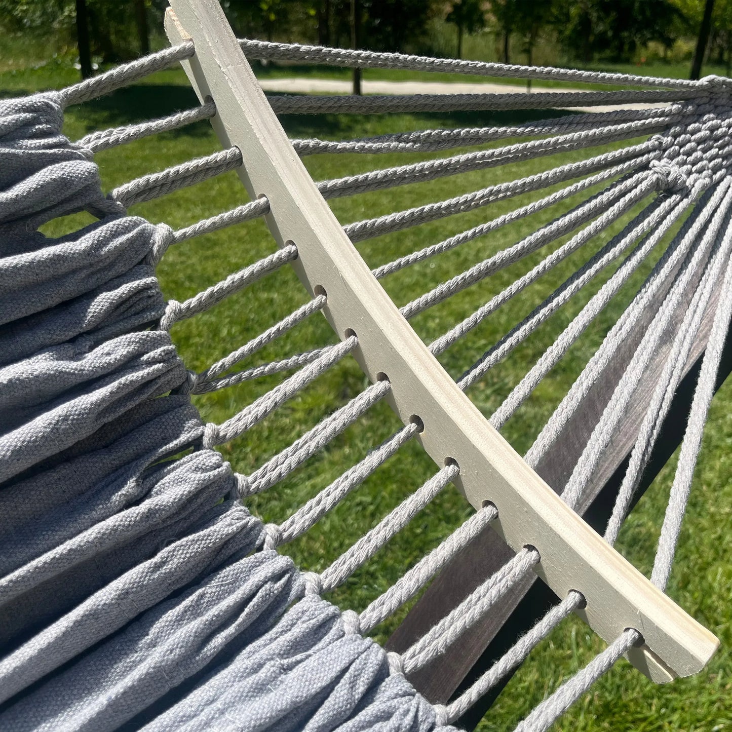 KOMPLEKTAS STOVAS + HAMAKAS 2 ASM. BOHO PILKAS nešiojamas komplektas COMFORT ZONE 200 KG
