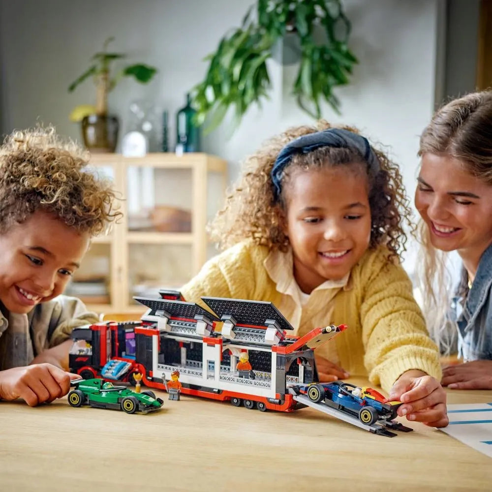 LEGO 60445 City F1 sunkvežimis su RB20 ir AMR24 F1 bolidais