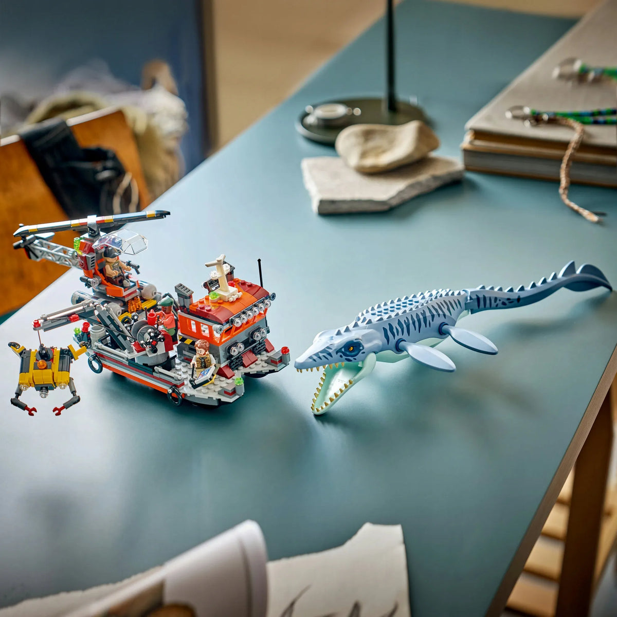LEGO Jurassic World 77983 Mozazauro ataka prieš valtį – dinozauras, valtis, sraigtasparnis