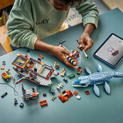 LEGO Jurassic World 77983 Mozazauro ataka prieš valtį – dinozauras, valtis, sraigtasparnis