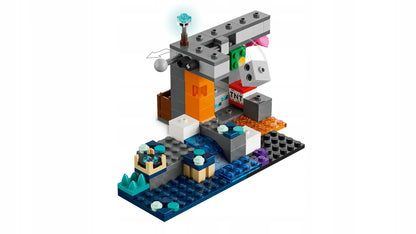 LEGO Minecraft Susitikimas su sargybiniu 21274 rinkinys vaikams nuo 7 metų