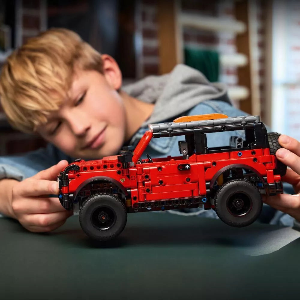 LEGO Technic visureigis Ford Bronco 42213
