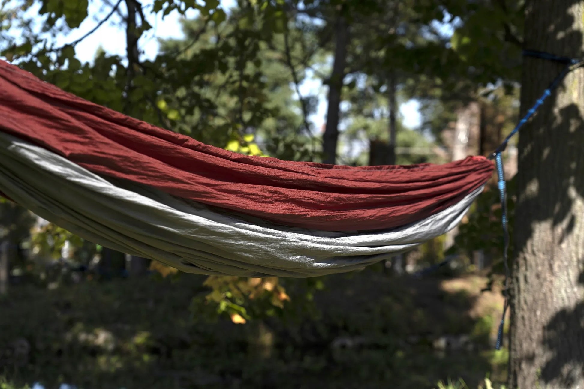 Lengvas turistinis hamakas pilkas su diržais ir karabinais bei dėklu POTENZA