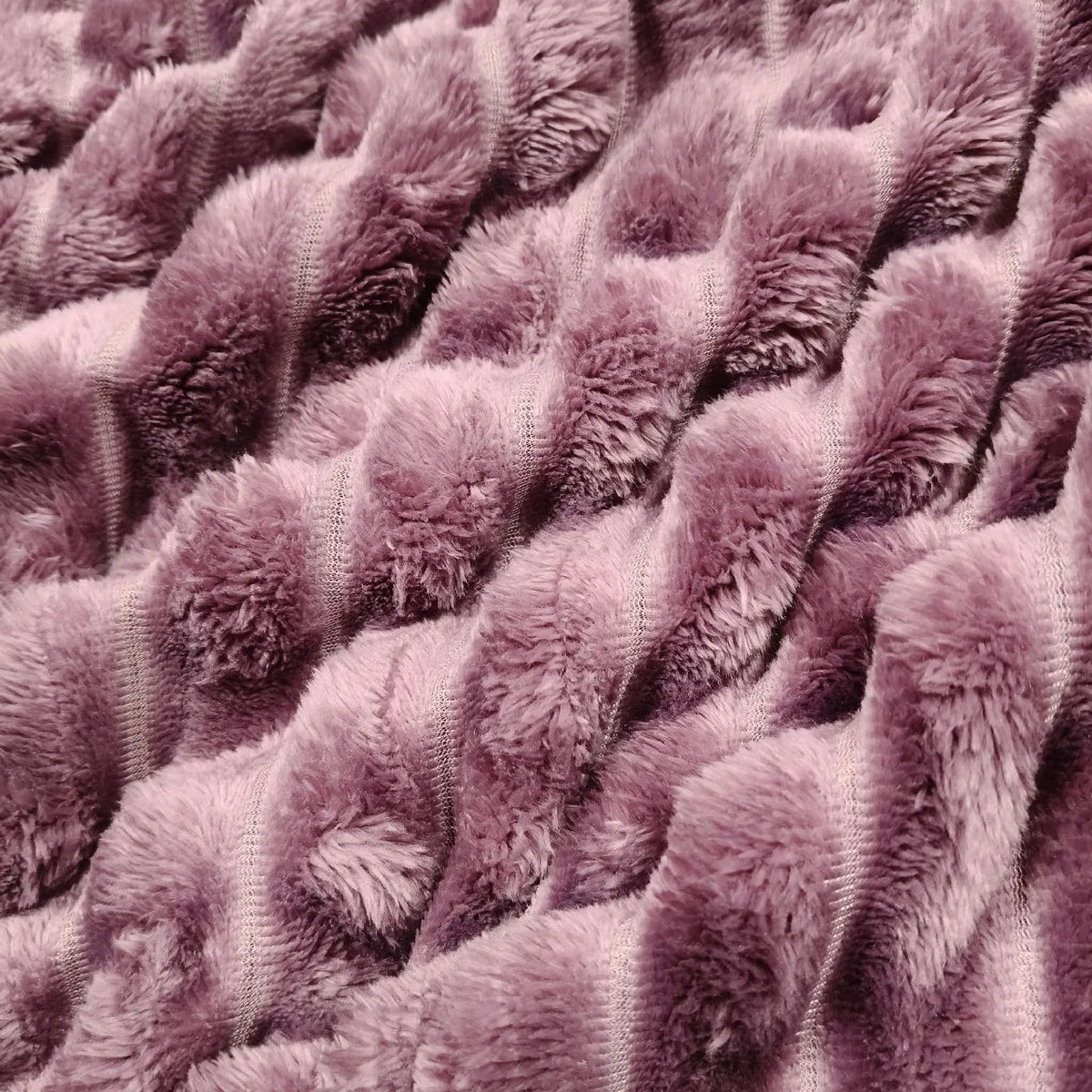 „Łóżkoholicy“ „Nuvio“ reljefinių juostų mikropluošto pledas-lovatiesė, 200 × 220 cm, purpurinis