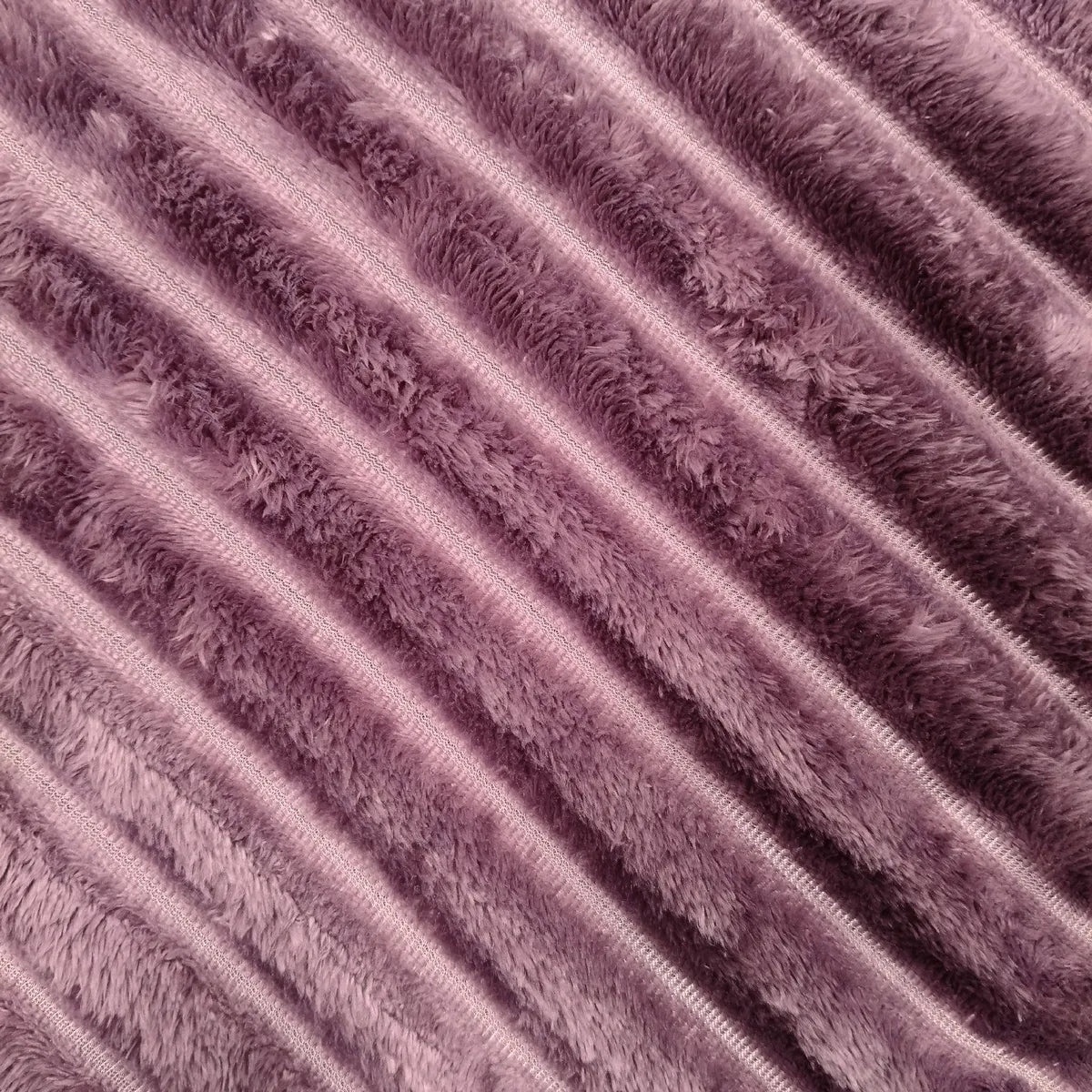 „Łóżkoholicy“ „Nuvio“ reljefinių juostų mikropluošto pledas-lovatiesė, 200 × 220 cm, purpurinis