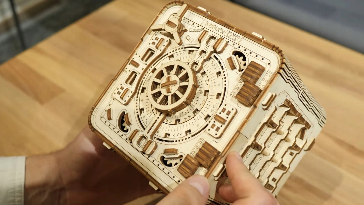Medinė 3D dėlionė – seifo ir taupyklės modelis su PIN kodu Wooden.City
