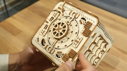 Medinė 3D dėlionė – seifo ir taupyklės modelis su PIN kodu Wooden.City