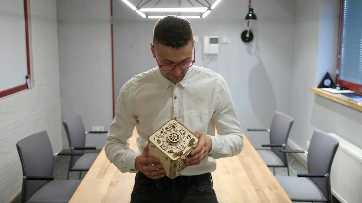 Medinė 3D dėlionė – seifo ir taupyklės modelis su PIN kodu Wooden.City