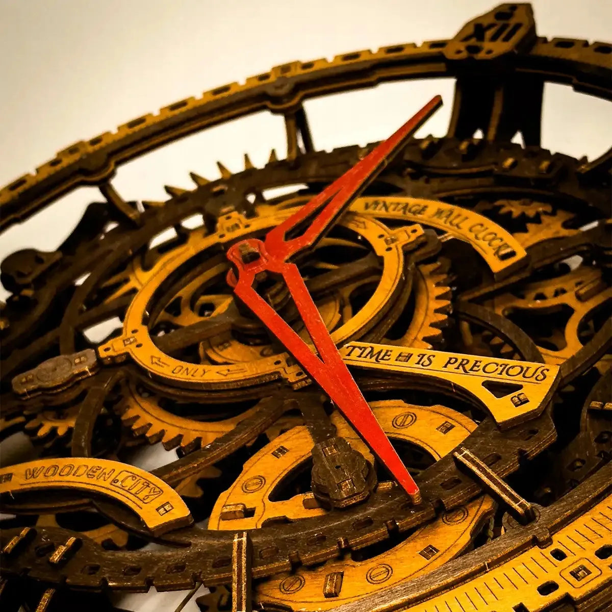 Medinis mechaninis modelis – industrinis laikrodis, skirtas surinkti savarankiškai