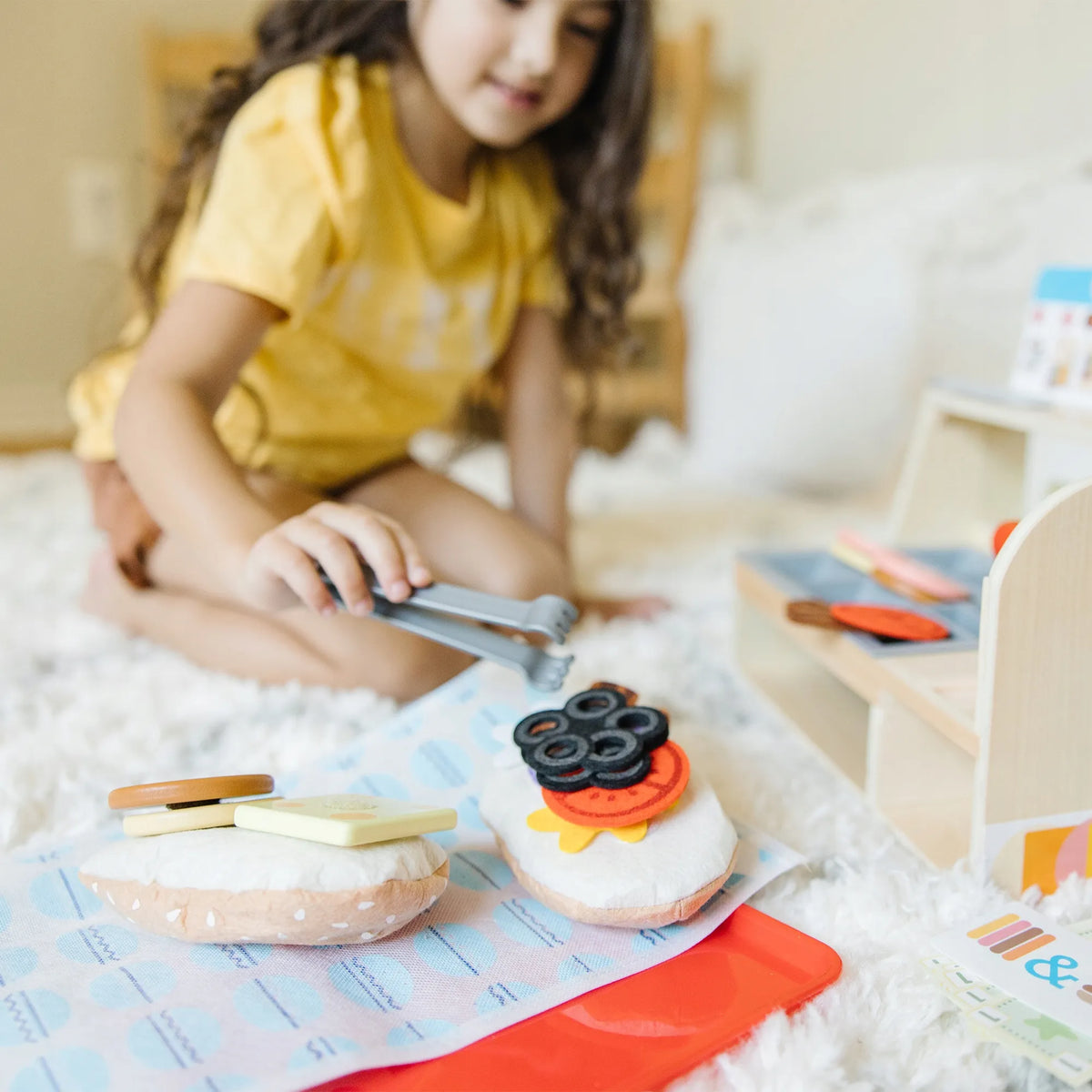 Medinis sumuštinių baras „Melissa & Doug“ – vaikų virtuvės ir restorano žaidimų rinkinys, 56 dalių
