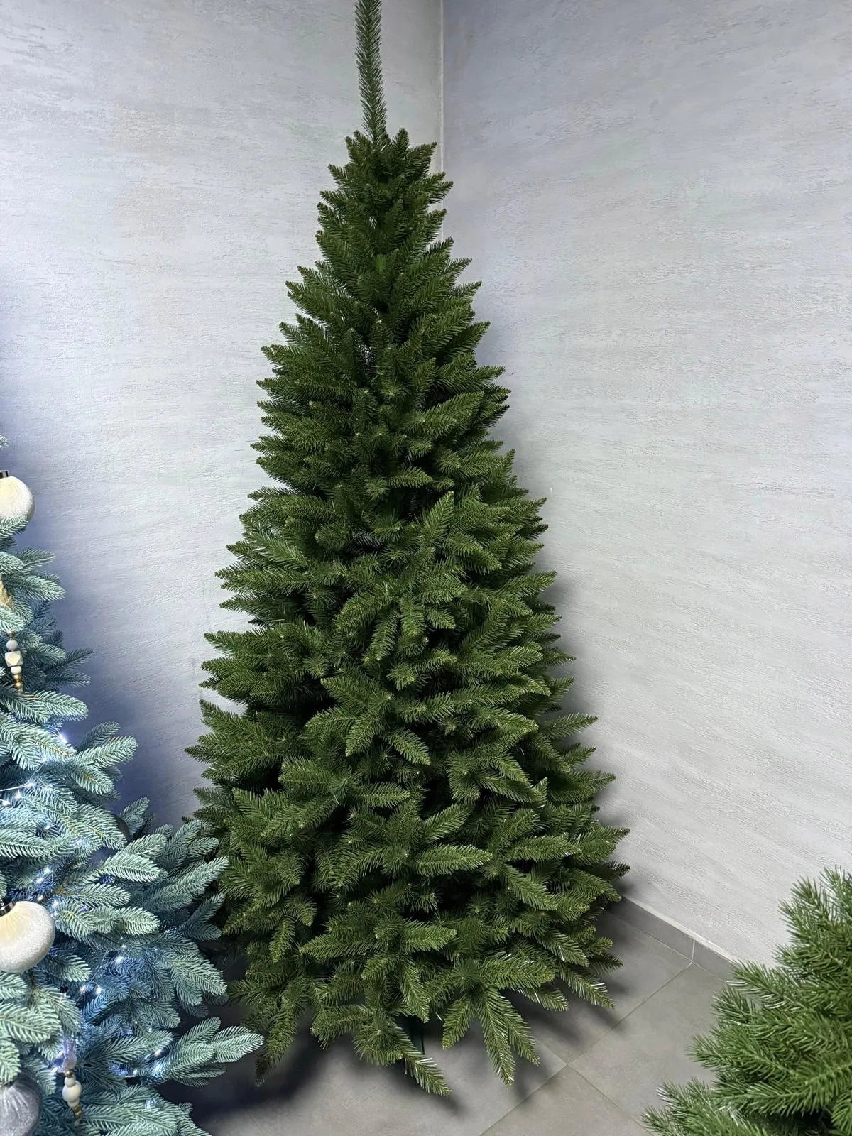 Natūrali dirbtinė Kaukazo eglė iš PVC, 180 cm, su stovu
