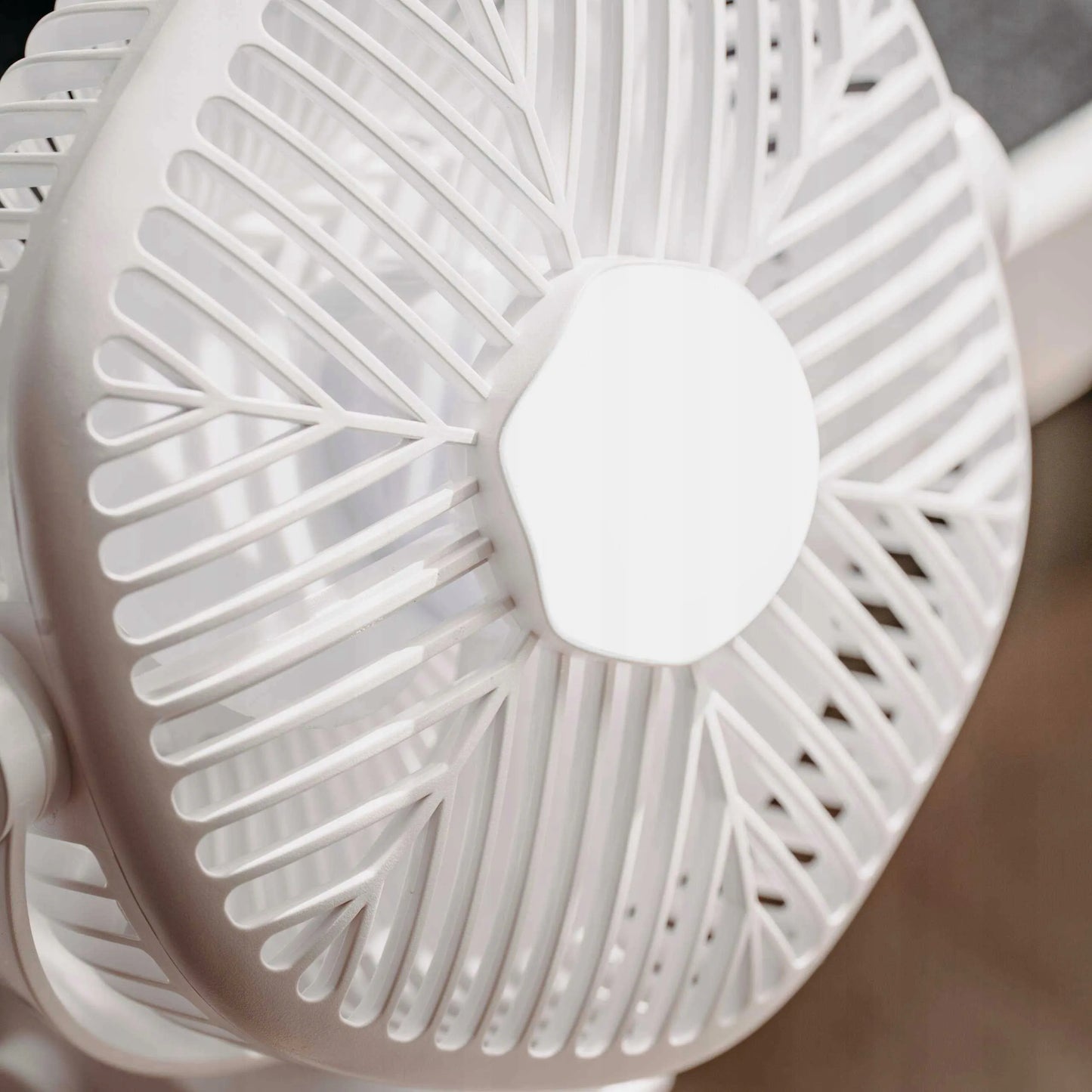 Nešiojamas mini stalinis ventiliatorius Adler su LED lempute ir spaustuku
