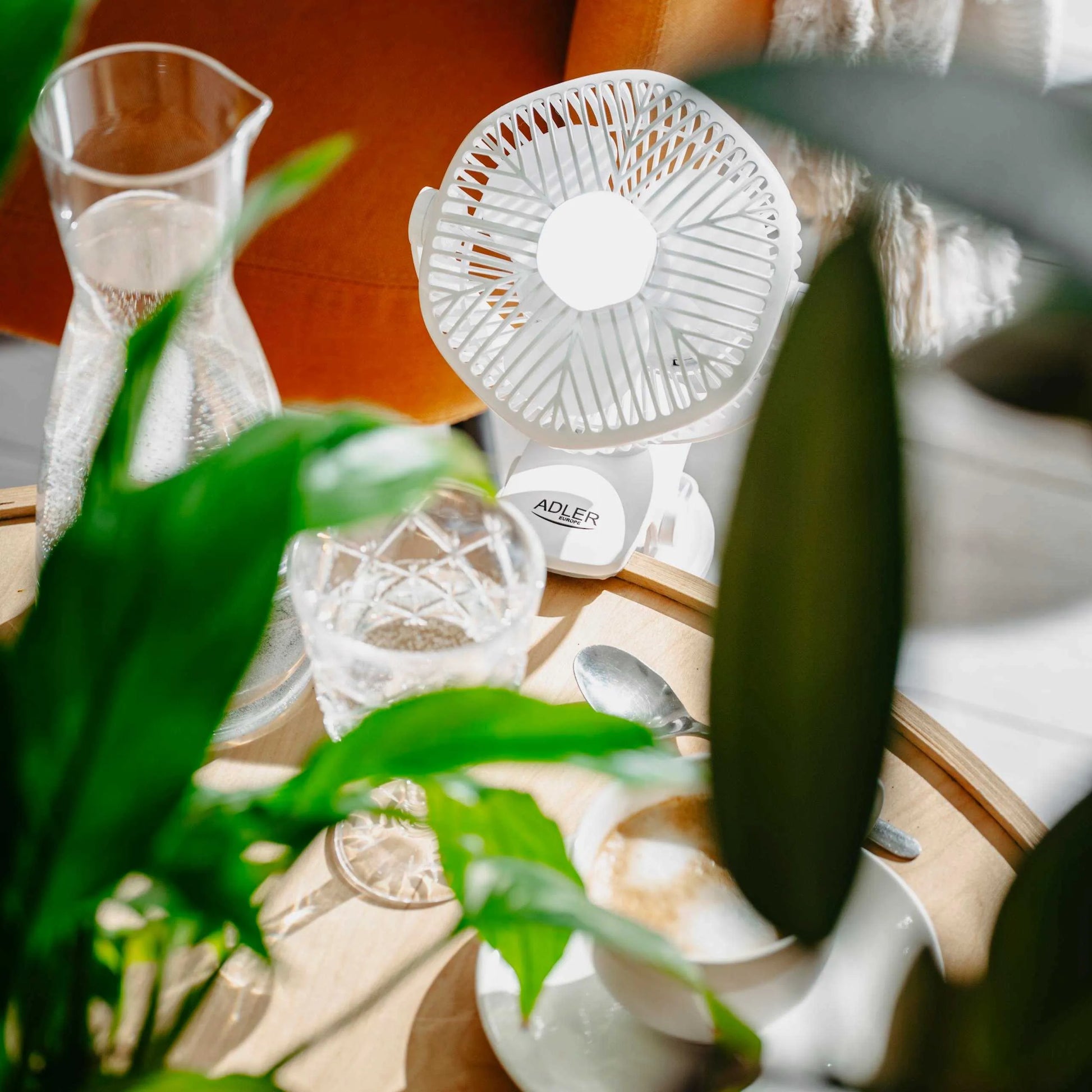 Nešiojamas mini stalinis ventiliatorius Adler su LED lempute ir spaustuku