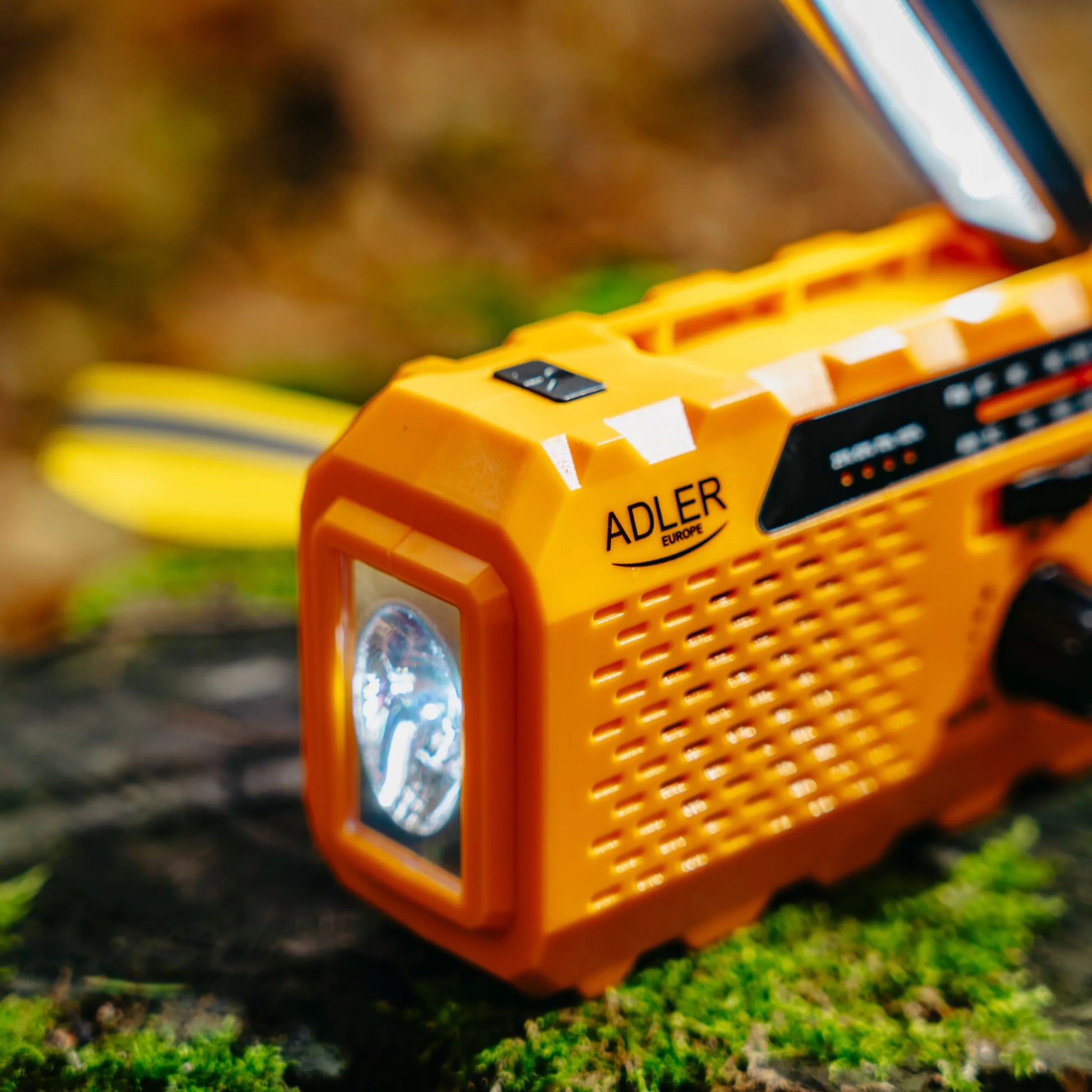 Nešiojamas radijas su alkūne, saulės energija, dynamo, žibintuvėliu ir powerbank funkcija