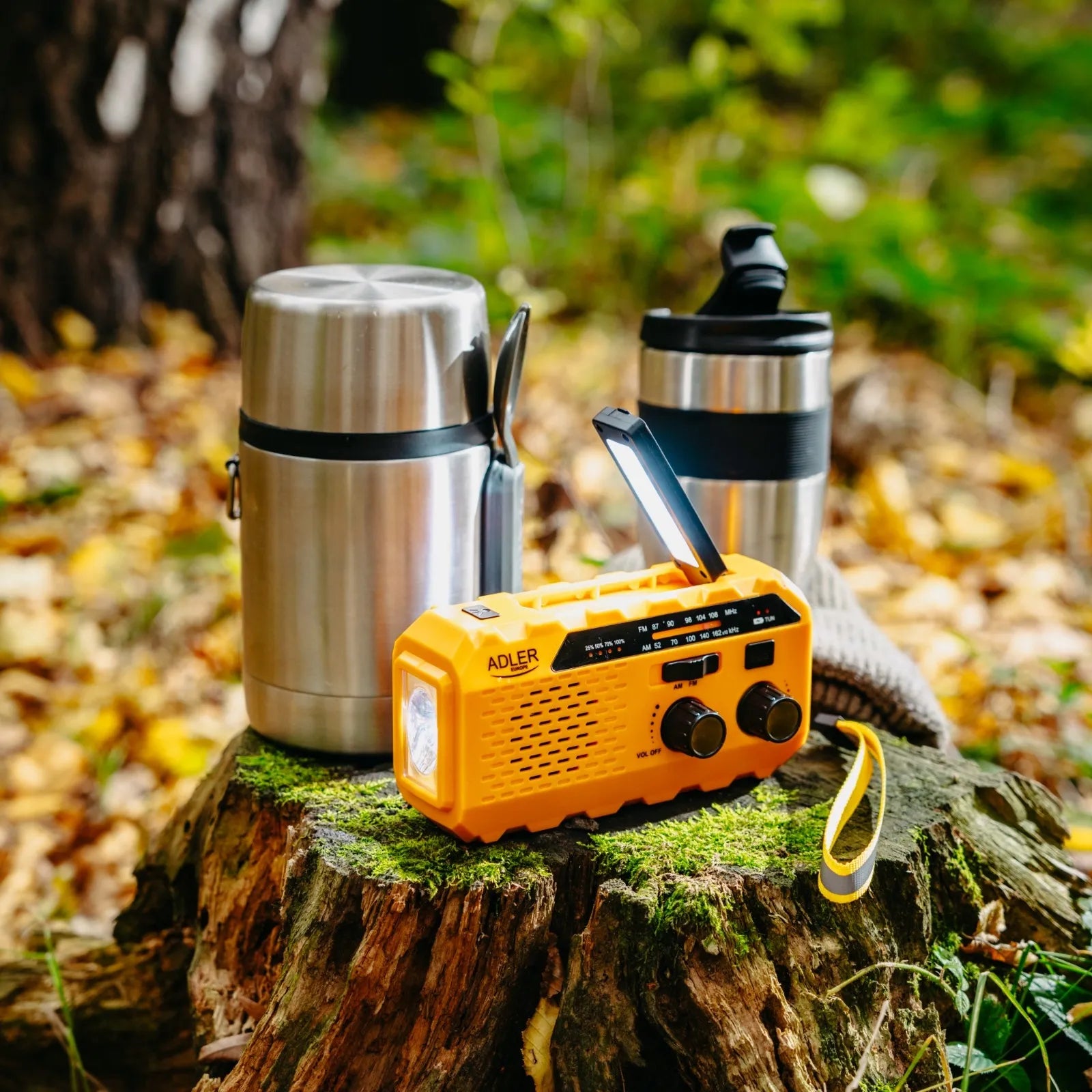 Nešiojamas radijas su alkūne, saulės energija, dynamo, žibintuvėliu ir powerbank funkcija