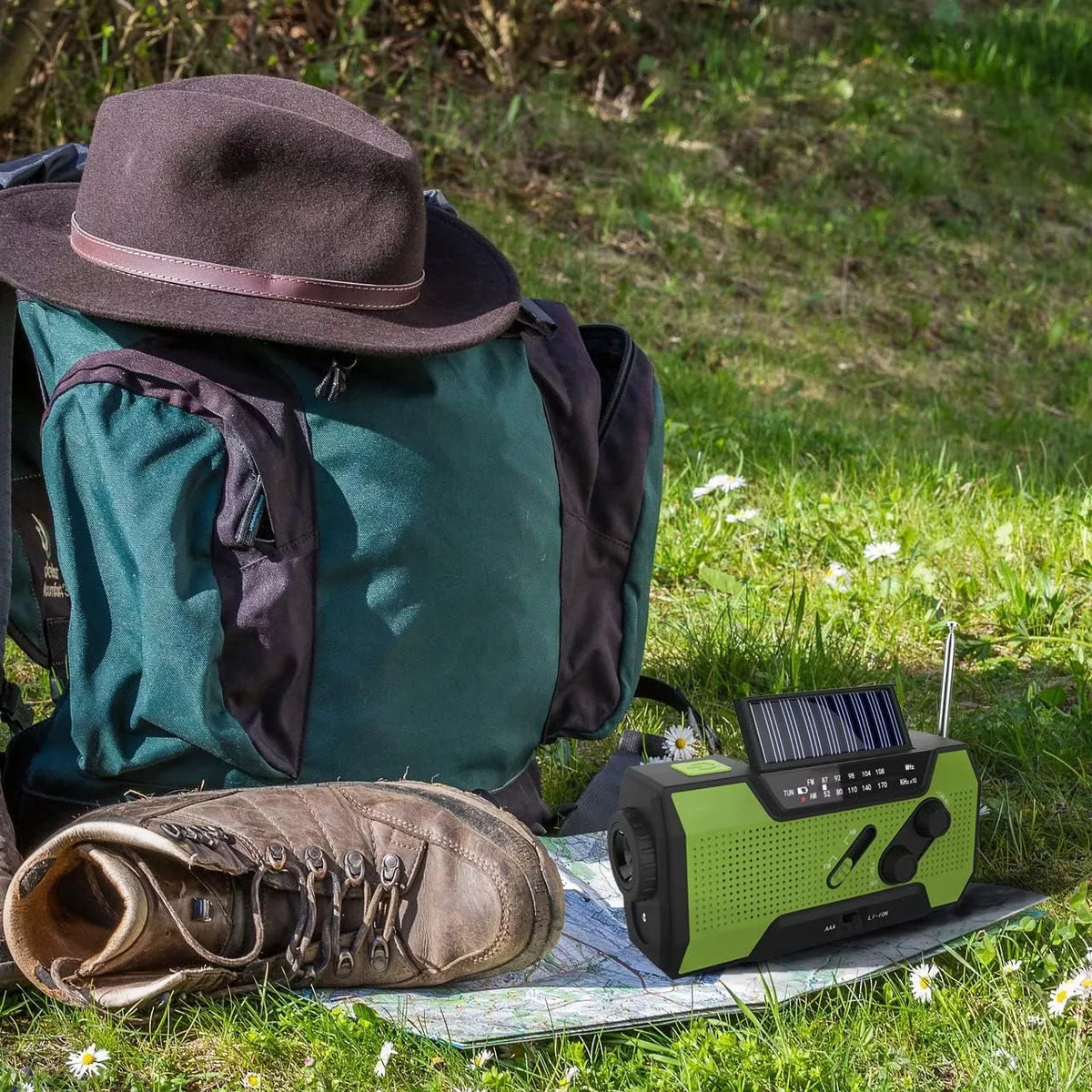 Nešiojamasis avarinis radijas su saulės baterija ir rankine dinama, žibintuvėliu, SOS signalizacija ir 2000 mAh išorine baterija