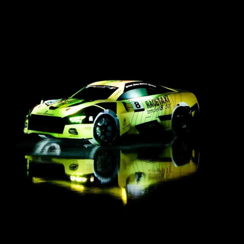 Nuotoliniu būdu valdomas lenktyninis automobilis su driftui skirtomis papildomomis padangomis