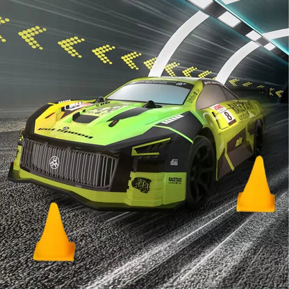 Nuotoliniu būdu valdomas lenktyninis automobilis su driftui skirtomis papildomomis padangomis
