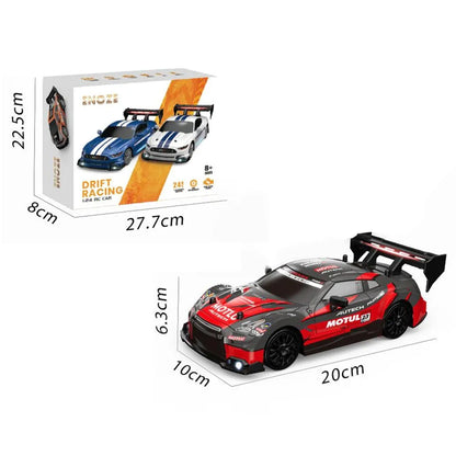 Nuotoliniu būdu valdomas RC driftinis automobilis, 4x4, su ratais ir kūgeliais, iki 30 km/val.