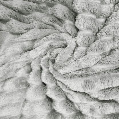 „Nuvio“ pilkas mikrofibros pledas-lovos užtiesalas su įspaustomis juostomis, 160 × 200 cm