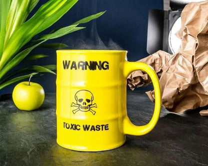 Puodelis su užrašu toksinės atliekos dovana chemikui fizikui