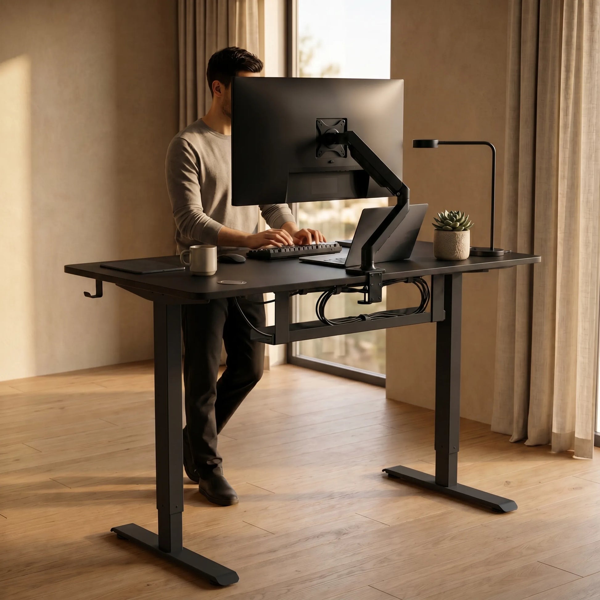 Reguliuojamo aukščio elektrinis stalas Boste 120x60 su greitojo įkrovimo funkcija