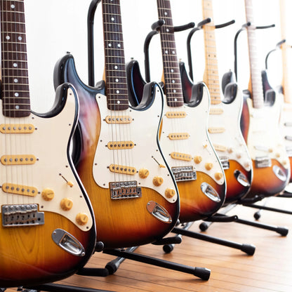 RETOO gitaros stovas su kaklo fiksatoriumi, reguliuojamas, 61–70 cm