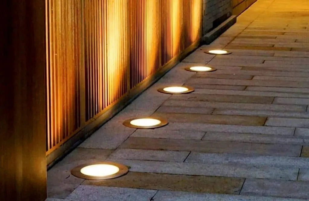 Saulės energija maitinamas įsmeigiamas šviestuvas SOLAR 13 cm – 1 vnt.