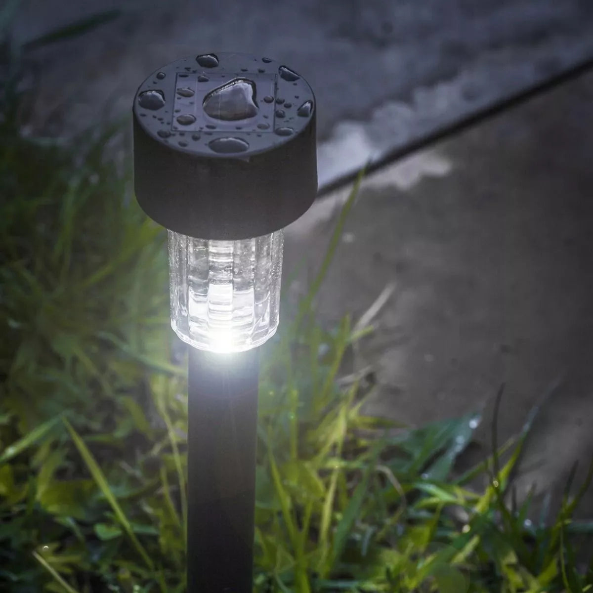 Saulės energija maitinamas LED sodo šviestuvas į žemę įsmeigiamas juodas su prieblandos jutikliu