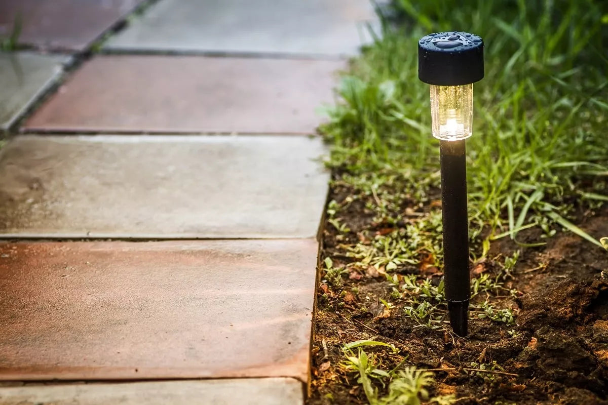 Saulės energija maitinamas LED sodo šviestuvas į žemę įsmeigiamas juodas su prieblandos jutikliu