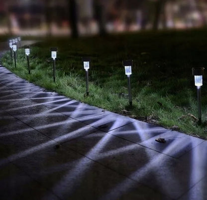 Saulės energija maitinamas LED sodo šviestuvas į žemę įsmeigiamas juodas su prieblandos jutikliu